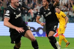 皇马4-1大胜领跑西甲，切尔西逆转利物浦精彩对决回顾